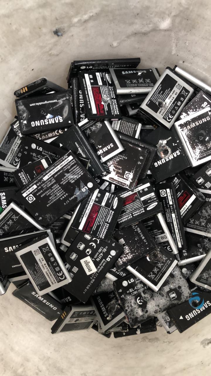 Baterías de celulares recolectadas para reciclaje