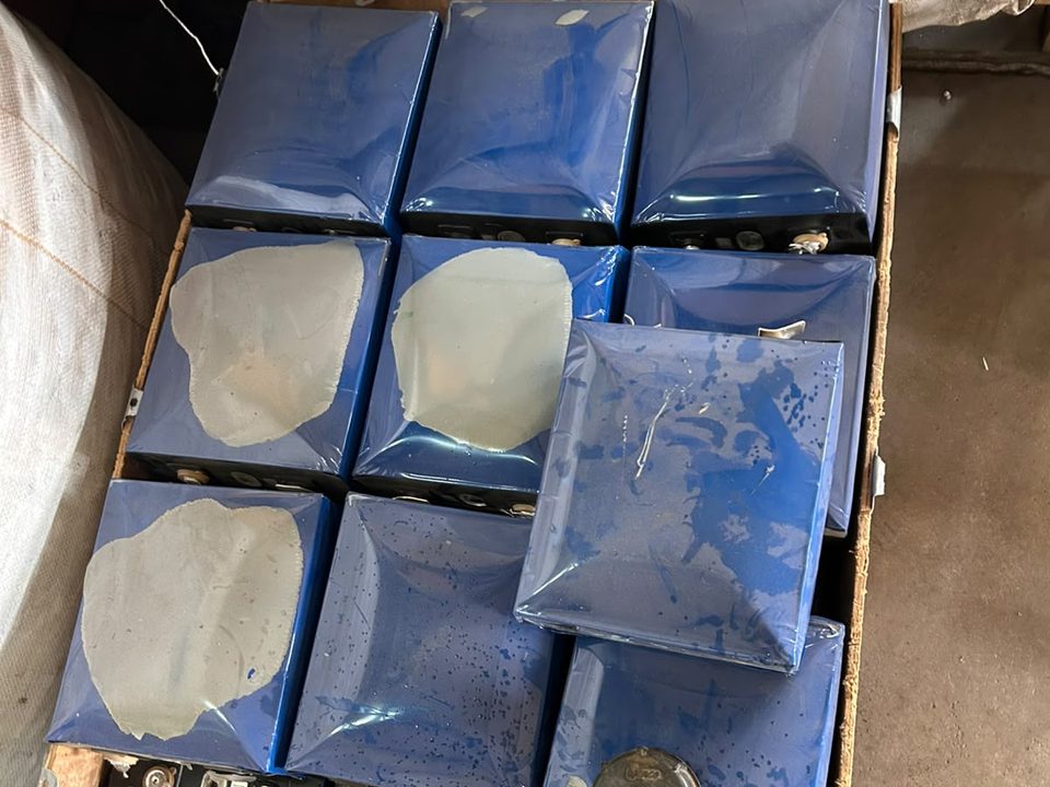 Celdas prismáticas de batería de litio embaladas sobre un pallet