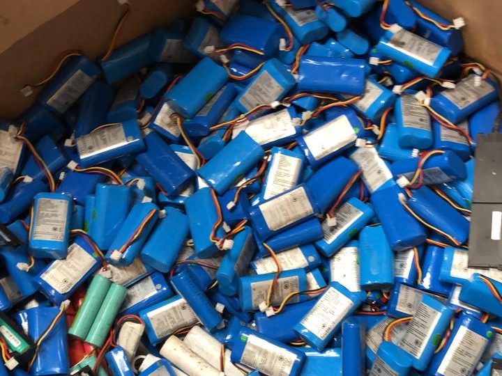 Packs pequeños de ion litio, cada uno con su cable y conector, agrupados en una caja.