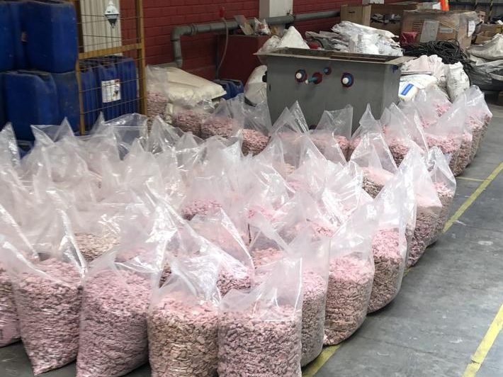 Sacos de material recuperado listos para despacho en bodega