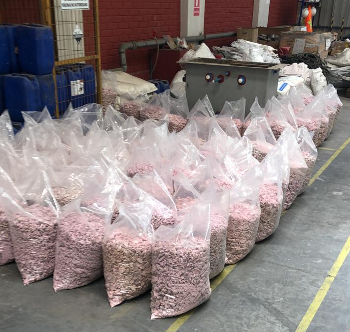 Sacos con sulfato de cobalto cristalizado en bodega