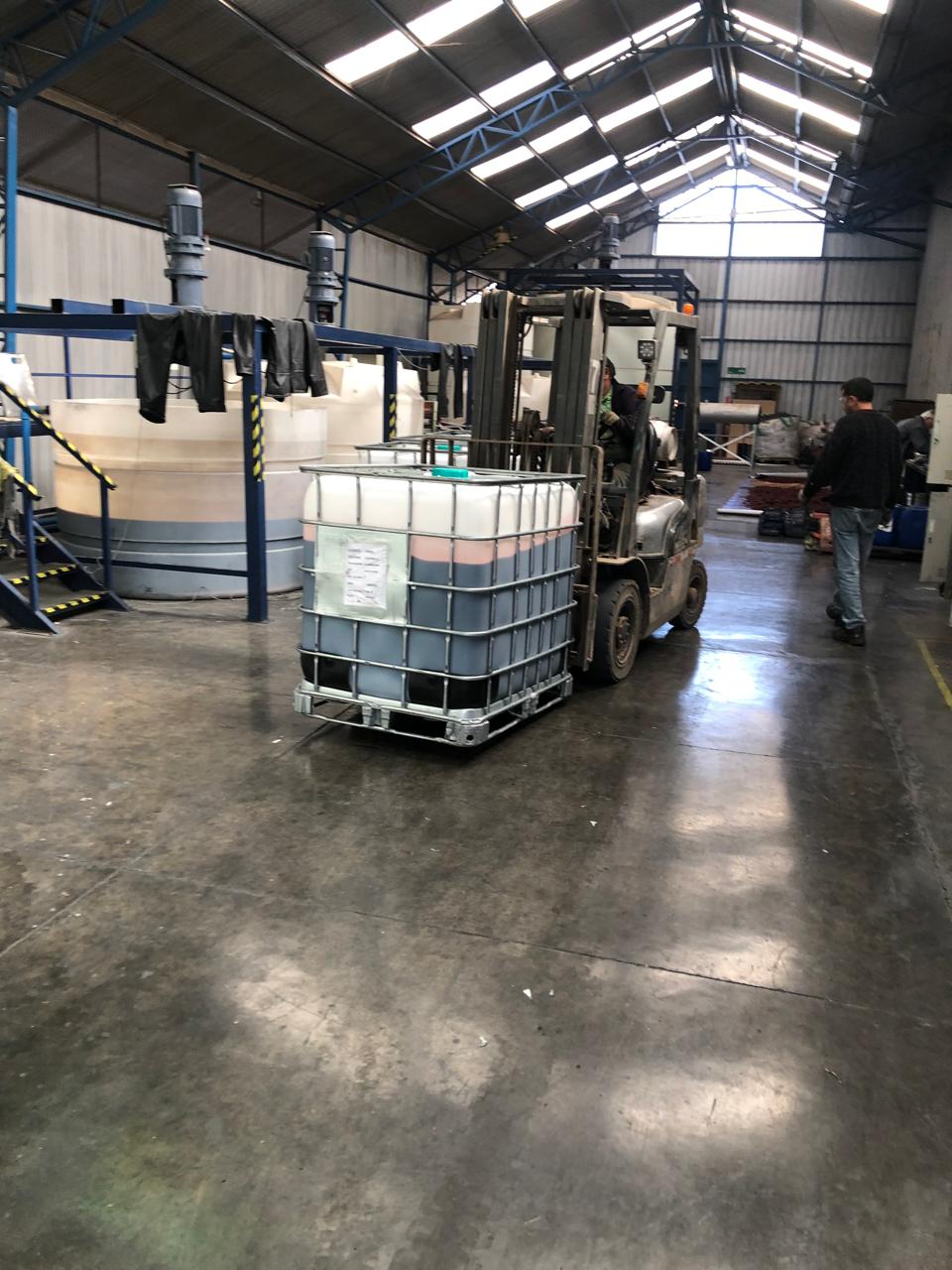 Grúa horquilla moviendo IBC en la planta